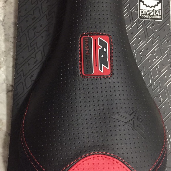 redline flight pivotal saddle